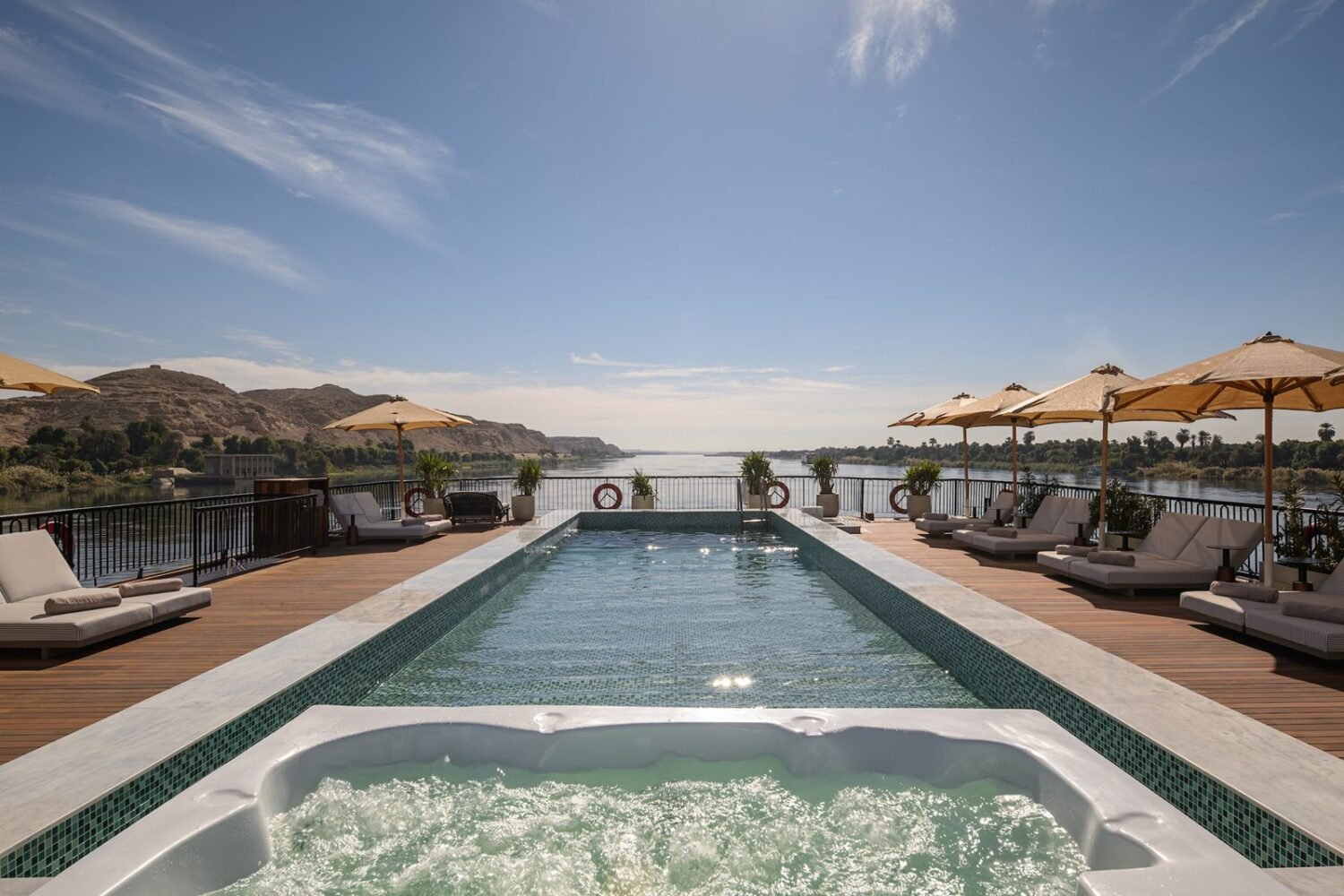 Jacuzzi and pool on the sundeck of Le Fayan Suites