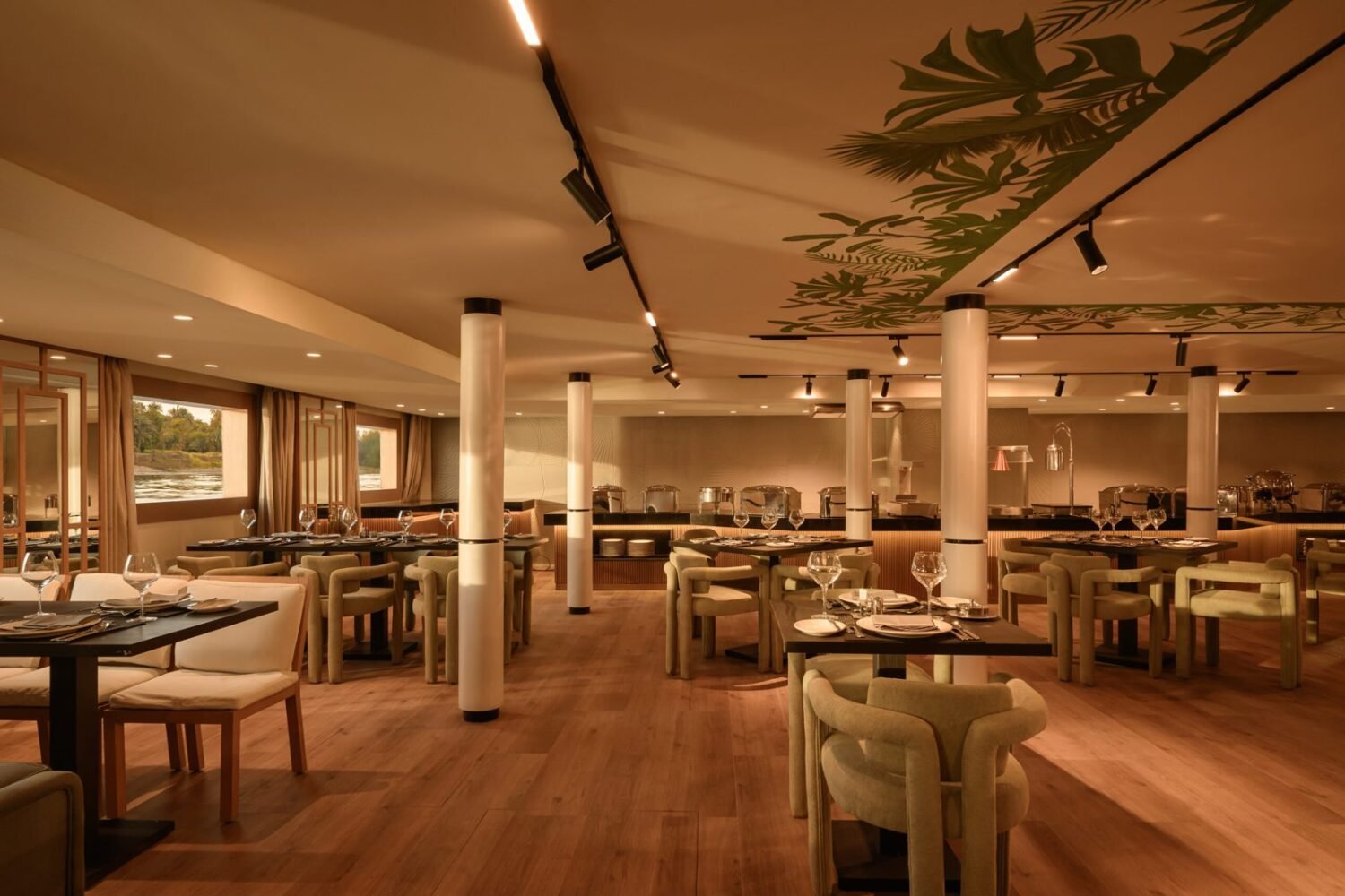 The restaurant on Le Fayan Suites